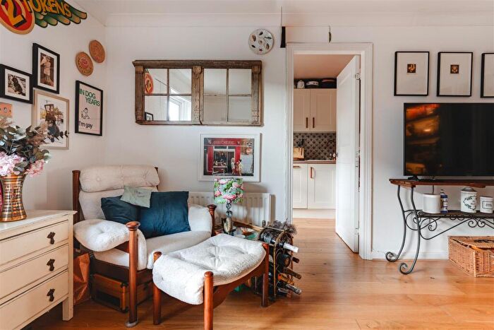 2 Bedroom Flat For Sale In Victoria Park Road, London, E9