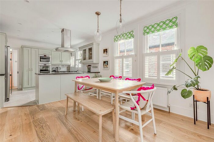 2 Bedroom Maisonette To Rent In Weir Road, Thornton, SW12