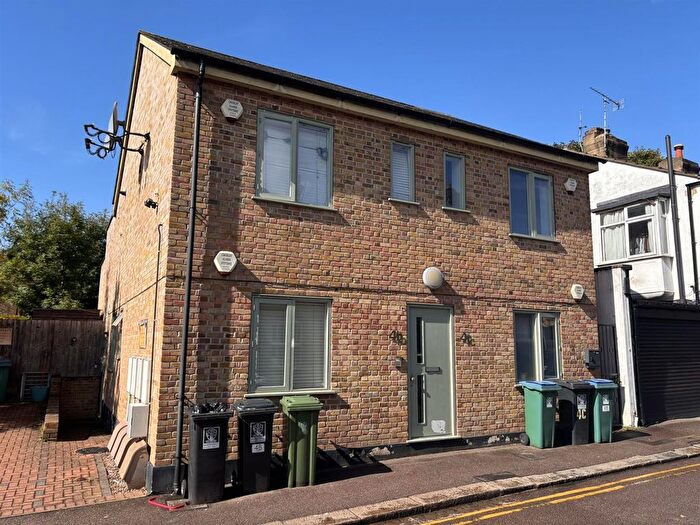 2 Bedroom Flat To Rent In Smith Street, Watford, WD18