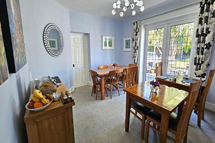 6 Bedroom Detached Bungalow For Sale In Wareham, BH20 - Photo 2