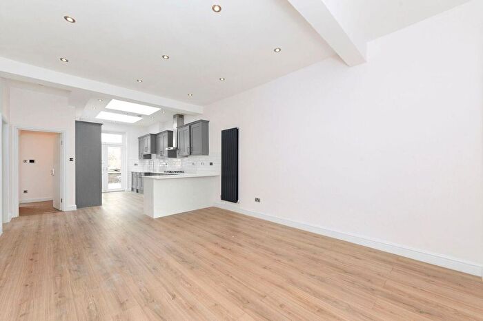 3 Bedroom Flat To Rent In Lancing Road, Ealing, W13