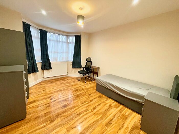 House To Rent In Princes Avenue, N13