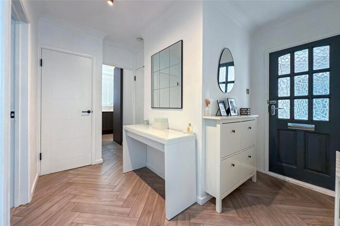 2 Bedroom Apartment For Sale In The Beeches, Park Street, St. Albans, Hertfordshire, AL2
