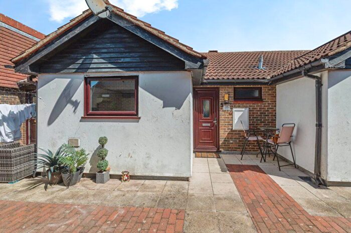 1 Bedroom Flat For Sale In The Pantiles, Billericay, CM12