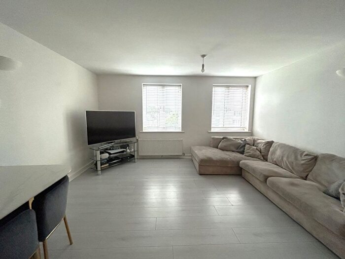 3 Bedroom Flat To Rent In Bridgewater House, Green Lanes, London, N13