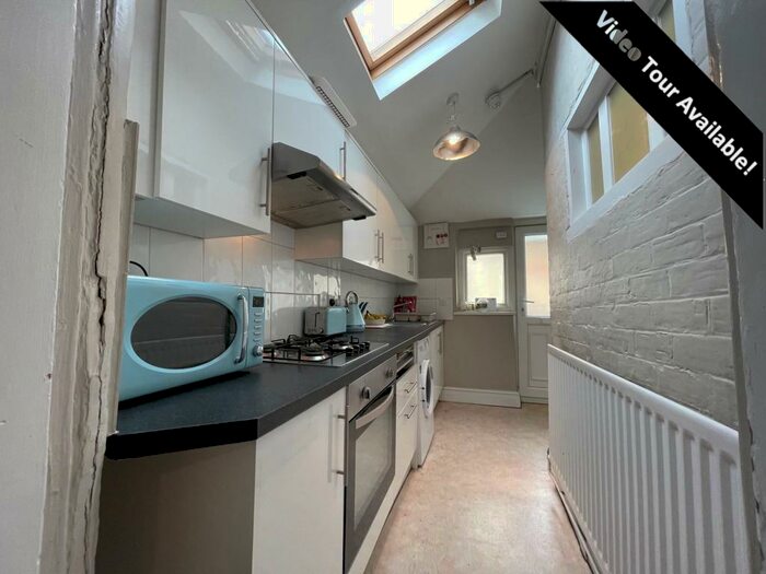 4 Bedroom Flat To Rent In Poole Road, Bournemouth, BH4