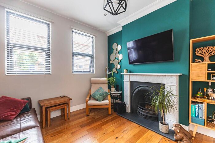 2 Bedroom Flat To Rent In Hinton Road, Herne Hill, SE24