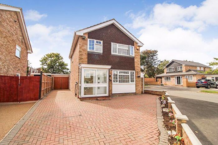 3 Bedroom Detached House For Sale In Dunster Gardens, Bedford, MK41