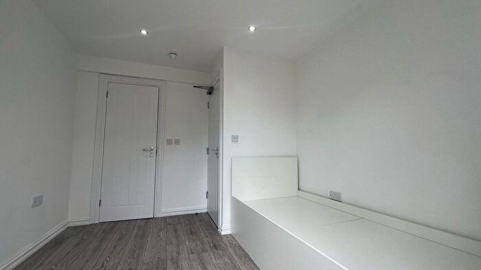 Studio To Rent In Hunters Grove, Hayes, UB3