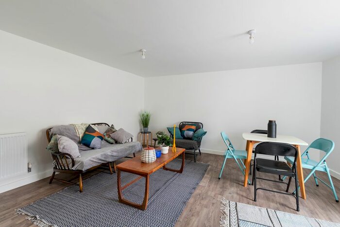 1 Bedroom Flat To Rent In Woodland Way, Bristol BS15