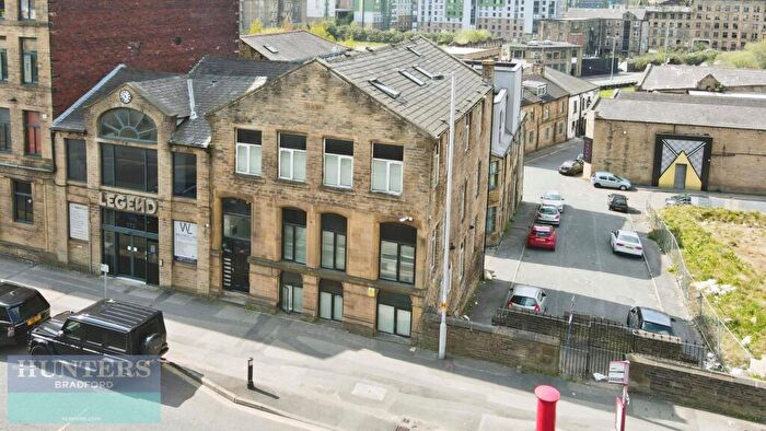 2 Bedroom Flat To Rent In Sunbridge Road, Bradford, West Yorkshire, BD1