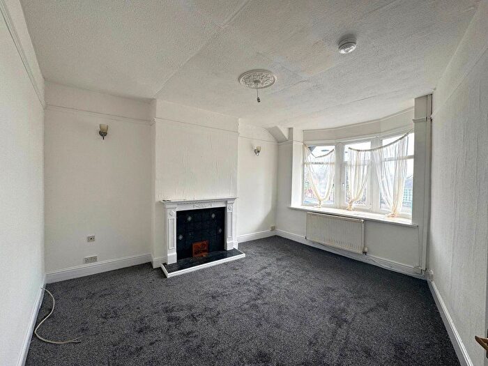 2 Bedroom Flat To Rent In Flat A Cefn Forest Avenue, Blackwood, NP12