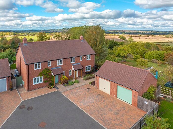 3 Bedroom Semi-Detached House For Sale In Winter Close, Loxley, CV35