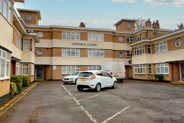 1 Bedroom Flat For Sale In Lincoln Close, South Norwood, SE25