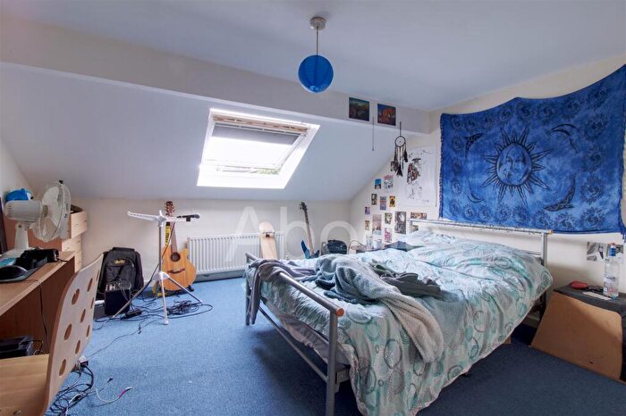 2 Bedroom Flat To Rent In Flat - Victoria Road, Hyde Park, Leeds, LS6