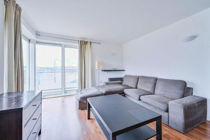 2 Bedroom Flat To Rent In Hopton Road, Woolwich, London, SE18