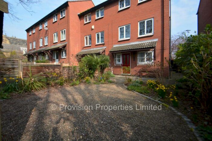 2 Bedroom Town House To Rent In Well Close Rise, City Centre, Leeds, LS2