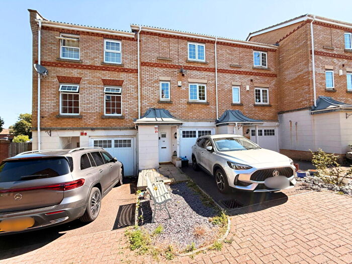 3 Bedroom Town House For Sale In Porthallow Close, Orpington, BR6