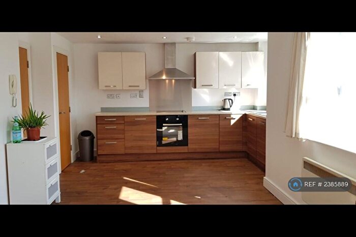2 Bedroom Flat To Rent In Parklands, Huddersfield, HD1