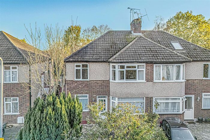 2 Bedroom Maisonette For Sale In Walden Way, Hainault, IG6