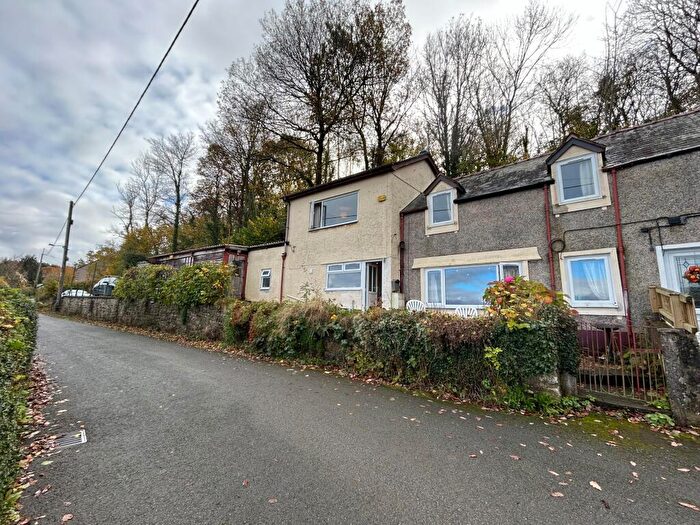 3 Bedroom Semi-Detached House For Sale In Woodlands Road, Froncysyllte, Llangollen, LL20