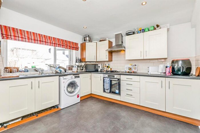 3 Bedroom Flat For Sale In Wyndham Crescent, Cardiff, CF11