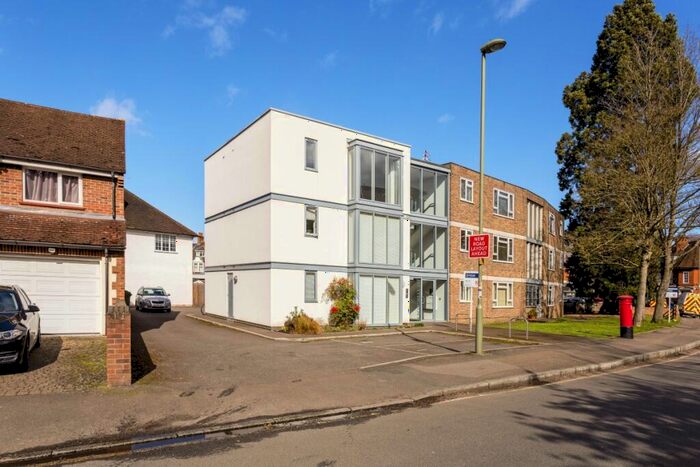 2 Bedroom Flat To Rent In Princes Road, Weybridge, KT13