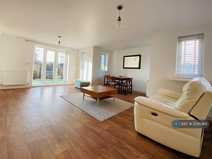 4 Bedroom Semi-Detached House To Rent In Didsbury Gate, Manchester, M20