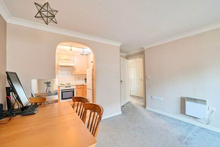 2 Bedroom Flat For Sale In Kingsoak House, Woking, Surrey, GU21