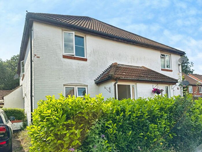 1 Bedroom Flat To Rent In Clover Field, Lychpit, RG24
