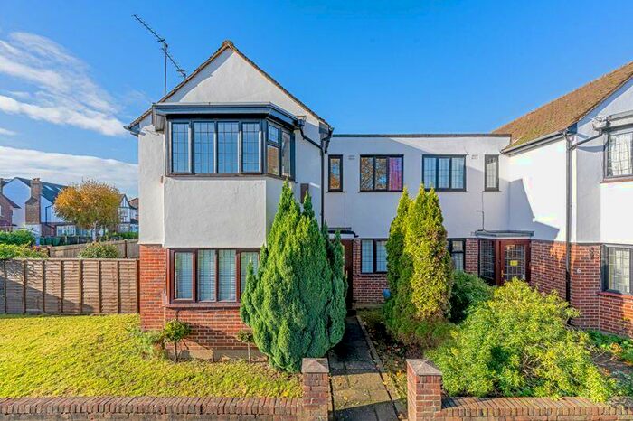 2 Bedroom Flat To Rent In Hampton Court Way, Thames Ditton, KT7