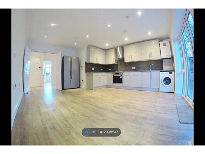 3 Bedroom Flat To Rent In Lynwood Road, London, W5
