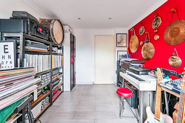 2 Bedroom Flat For Sale In Canonbury Crescent, Islington, London, N1