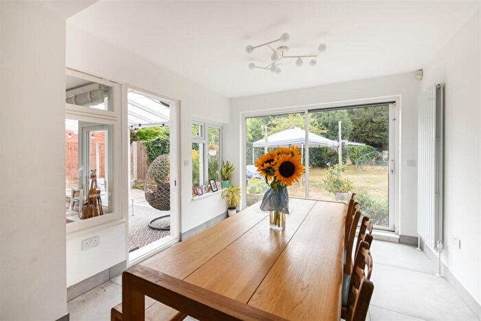 3 Bedroom Detached House For Sale In Greenway, London, N14