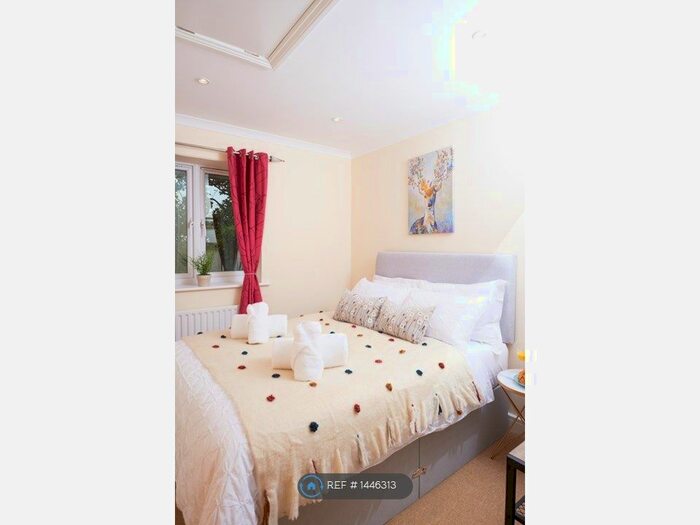 2 Bedroom Flat To Rent In North Drive, Hatfield, AL9