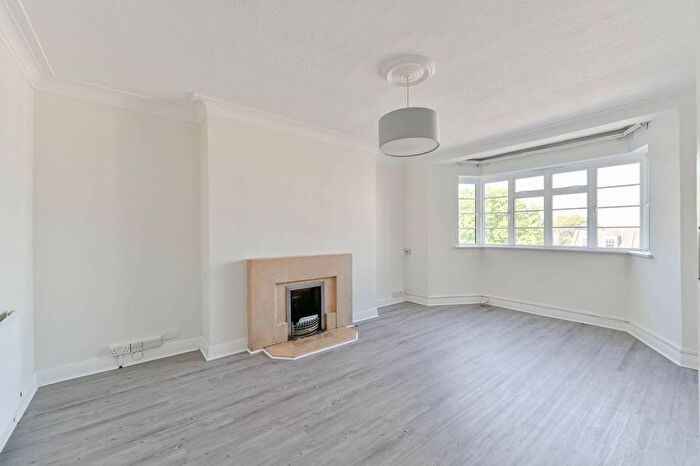 2 Bedroom Flat To Rent In Streatham High Road, Streatham, London, SW16
