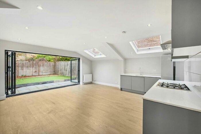 3 Bedroom Flat To Rent In Wardo Avenue, London, SW6