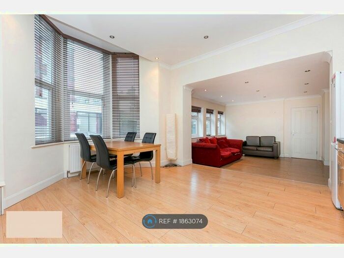 3 Bedroom Semi-Detached House To Rent In High Road, London, N22