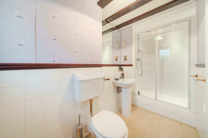 2 Bedroom Flat For Sale In Framewood Road, Fulmer, SL2