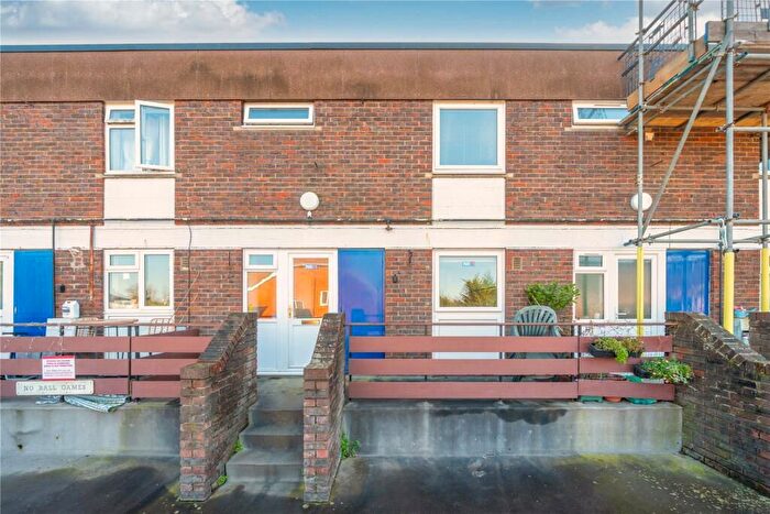 3 Bedroom Maisonette For Sale In Annett Close, Shepperton, TW17