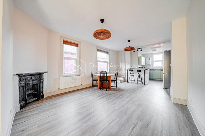 3 Bedroom Flat To Rent In Newton Road, Cricklewood, London, NW2