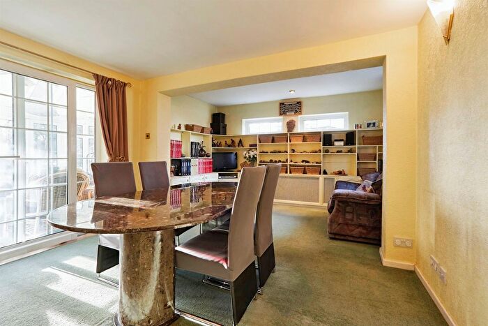 4 Bedroom Detached House For Sale In Mawcroft Close, Yeadon, Leeds, LS19