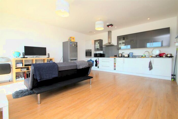 2 Bedroom Flat To Rent In Buckingham Gardens, Slough, SL1