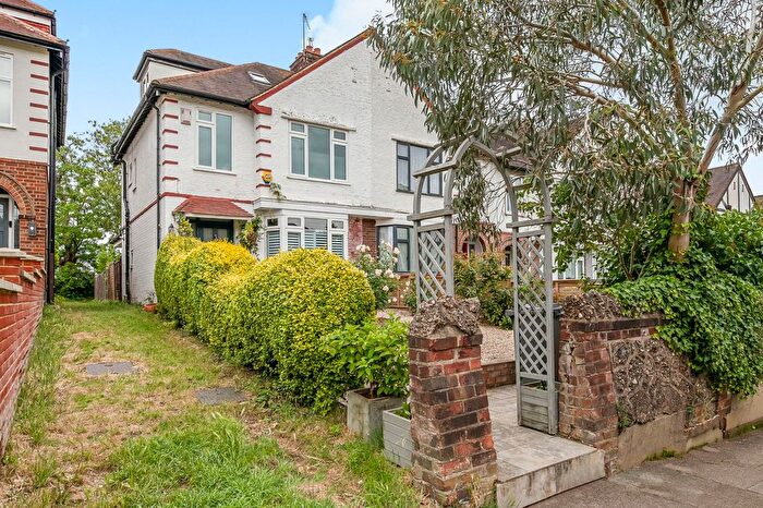 4 Bedroom End Of Terrace House For Sale In Lionel Road North, Brentford, TW8