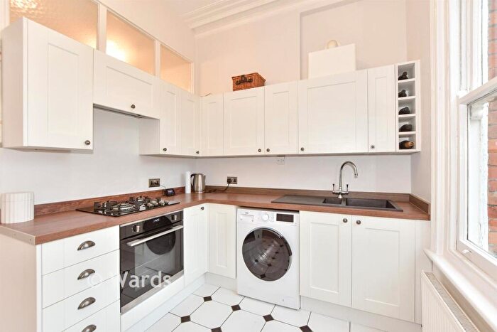 1 Bedroom Flat For Sale In Earls Avenue, Folkestone, Kent, CT20