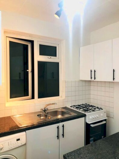 1 Bedroom Flat To Rent In Eastern Avenue, Newbury Park, IG2