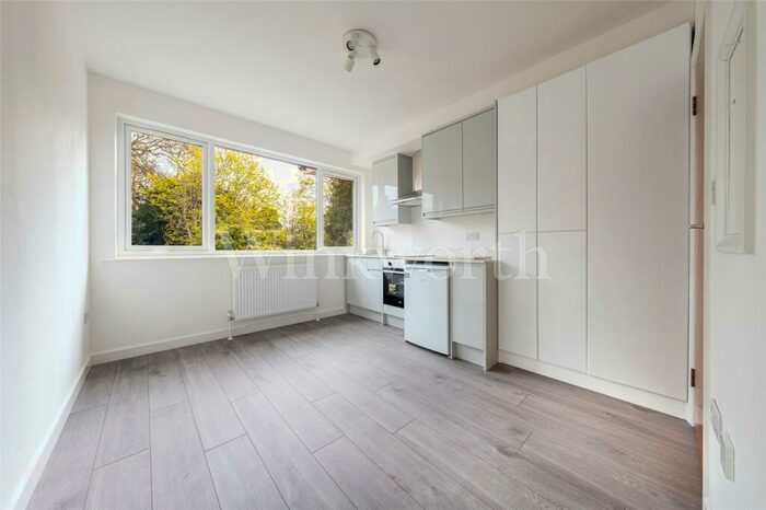 Apartment To Rent In Hoop Lane, London, NW11