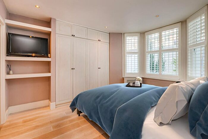 2 Bedroom Flat To Rent In Sinclair Road, London, W14