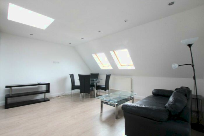 2 Bedroom Flat To Rent In Lambert Way, ., N12