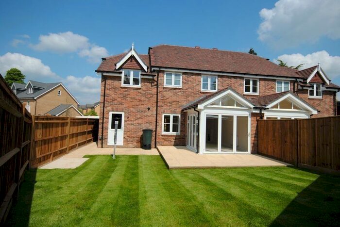 4 Bedroom Semi-Detached House To Rent In Caterham, Surrey, CR3